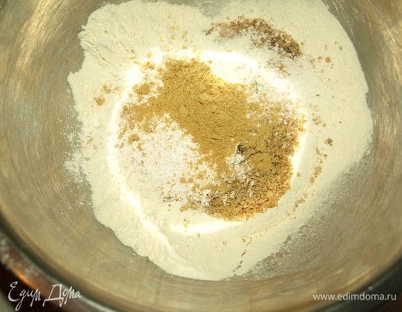 В миске смешать два вида муки. Добавить разрыхлитель, молотый имбирь, соль. Перемешать.