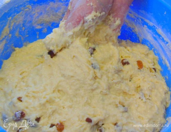 Когда тесто уже станет погуще, начинаем замешивать руками. Муку уже не добавляем в тесто, а вмакиваем руки в муку и месим...месим...месим, минут так 20. Вы будете видеть как тесто постепенно становиться послушным и эластичным, но обязательно мягким.