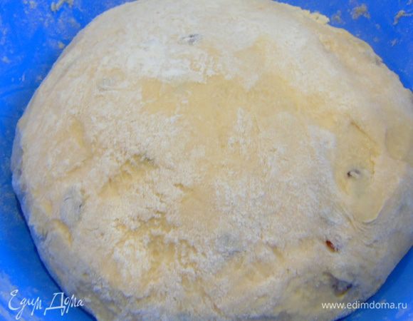 Муки может понадобится больше или меньше, но главное не переборщите, повторюсь: тесто должно быть мягким. Накрываем полотенцем и отправляем в теплое место подойти на 2 часа.