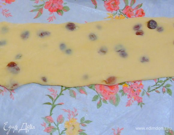 Можно испечь калачи с начинкой: отрываем от теста кусочек и раскатываем в "ленточки".