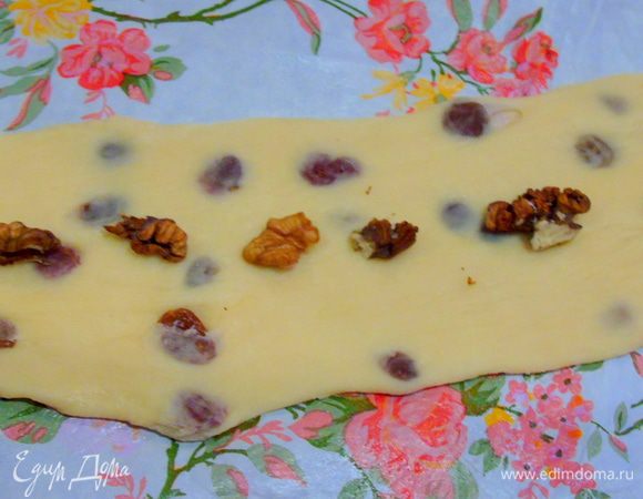 На "ленточки" выкладываем начинку, можно конфеты, можно орехи, цукаты, сухофрукты.