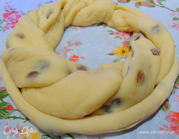 Переплетаем ленточки между собой, края соединяем образуя круг, теперь сплетаем "веревочку" и обвиваем низ калача. Даем минут 20 подойти, а этим временем разогреваем духовку до 200°С