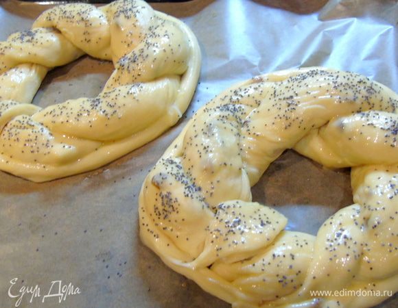 Шов калача можно украсить "листиком", "сердечком". Смазываем взбитым яйцом и присыпаем маком, отправляем в духовку до готовности, примерно на 30 минут, проверяйте деревянной шпажкой.