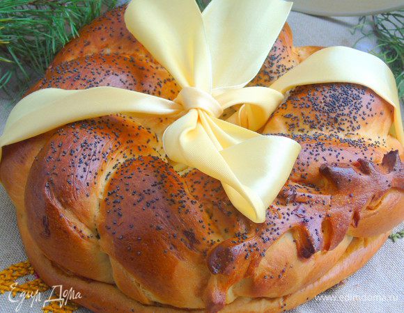 Кладем все испеченные калачи в теплое место, накрываем полотенцем и даем так остыть. А затем можно сложить в полиэтиленовые пакеты, так они дольше сохраняться свежими.