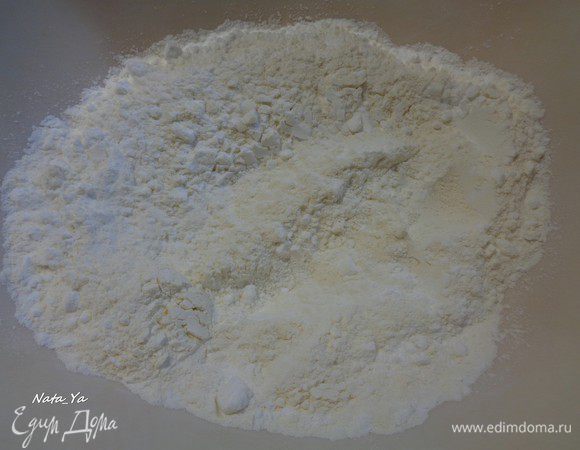 Смешать вместе муку, крахмал, разрыхлитель и просеять.