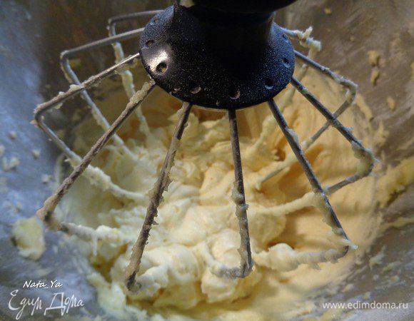 Добавить к масляной смеси мучную смесь и перемешать миксером.