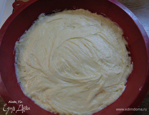 Выложить несколько ложек теста в форму, разровнять. Ориентируйтесь на то, что из полученного теста нужно будет испечь 3 коржа.