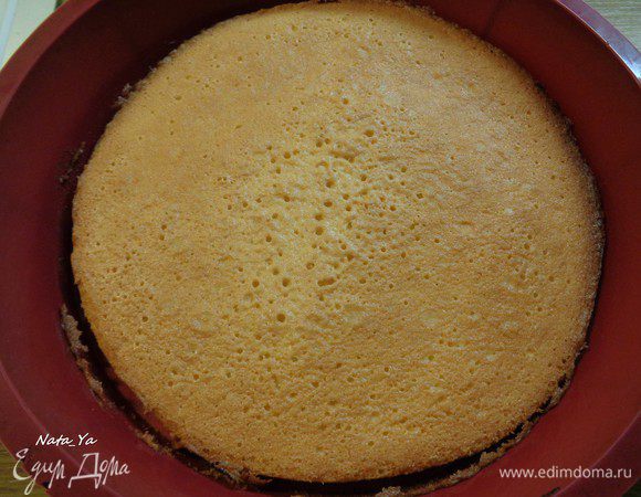 Выпекать в разогретой до 180°С духовке около 15 минут.
Таким образом испечь 3 коржа. Остудить.