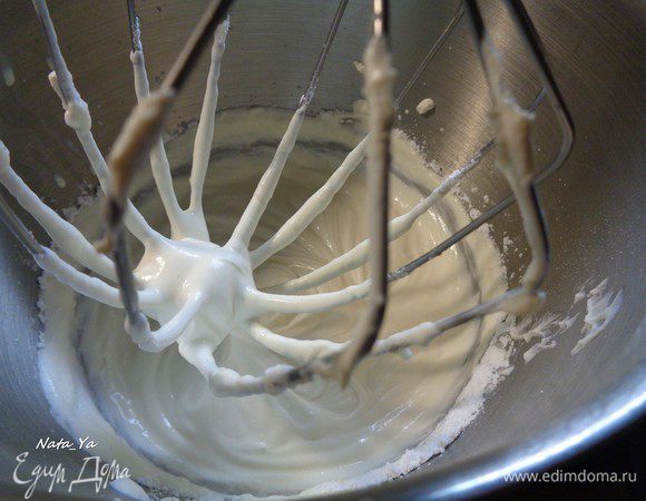 Для крема. Взбить сливки с сахарной пудрой и ванилью до устойчивых пиков и добавить  сыр Филадельфию или другой аналогичный. 
