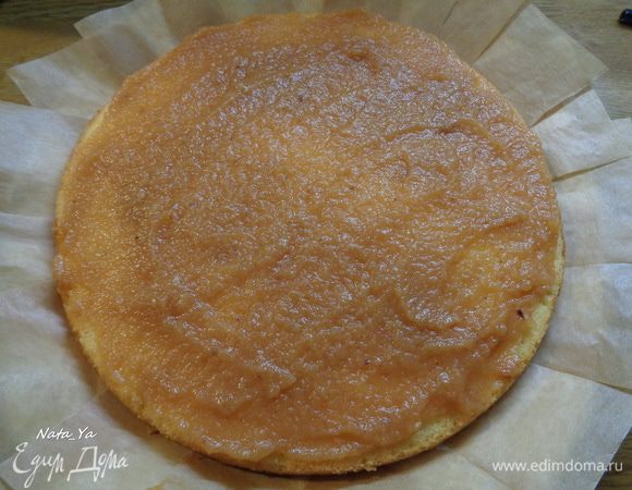 Наносим на корж яблочное пюре.