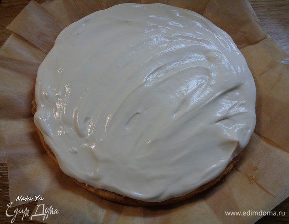 Сверху пюре распределяем слой сливочно-сырного крема.