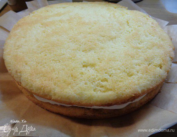 Кладем сверху второй корж. 