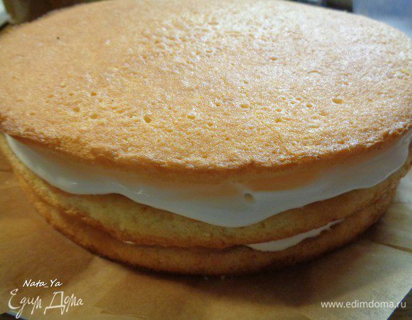 Накрываем третьим коржом. 