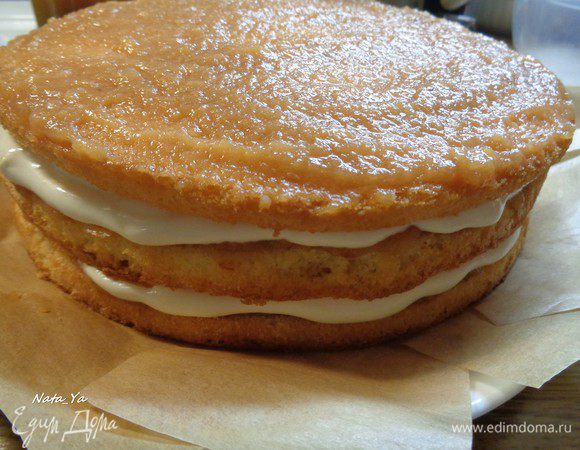 И повторяем: слой яблочного пюре и крема.