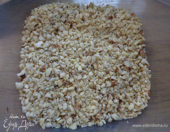Орехи немного прокалим на сухой сковороде и измельчим в фуд-процессоре в средние кусочки.