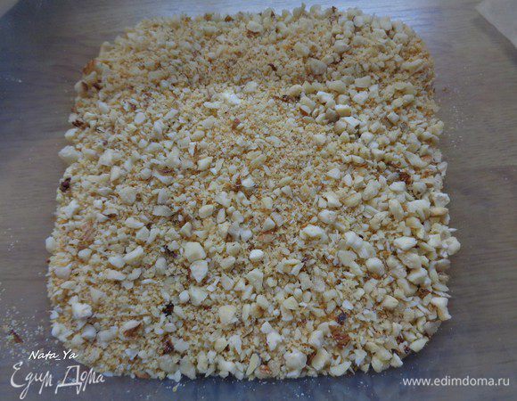 Бисквитную крошку (я измельчила предварительно в фуд-процессоре) смешаем с орехами.

Вместо бисквитной крошки можете покрошить любое печенье или взять только орехи.