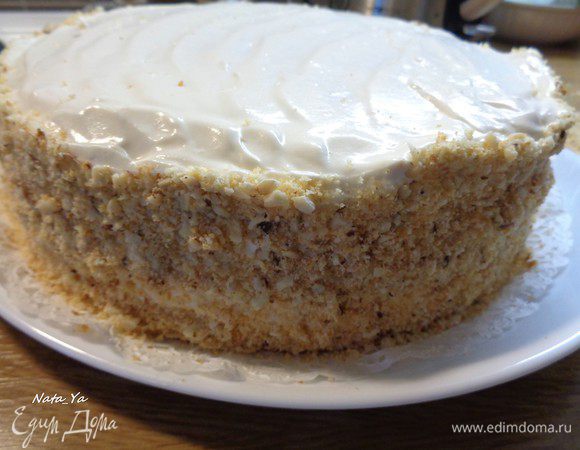 Покроем бока торта обсыпкой из орехов и измельченного бисквита.