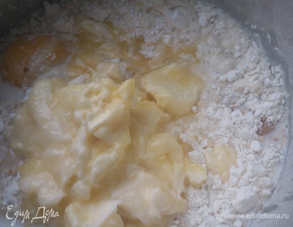 В миске смешать все ингридиенты для теста. Они должны быть комнатной температуры.