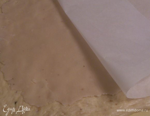 Подошедшее тесто раскатать в пласт 40:30 см. Марципан раскатать на пергаменте с мукой чуть меньше размером и выложить на тесто. Рецепт марципана можно взять здесь http://www.edimdoma.ru/retsepty/62426-shokoladno-tvorozhnyy-shtollen-s-martsipanom.