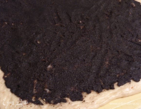 Сверху марципана разложить маковую начинку.