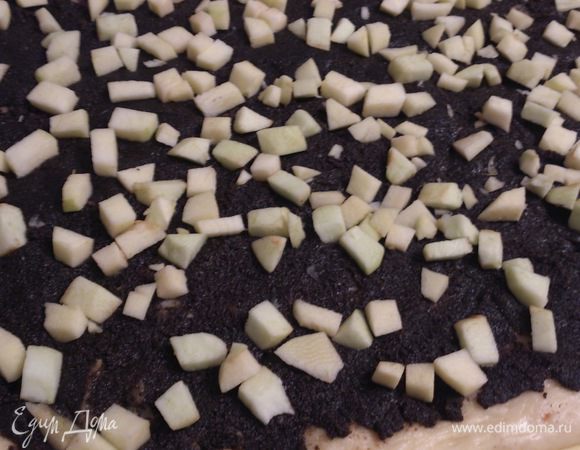 Яблоко очистить, мелко нарезать и разложить сверху маковой начинки, немного вдавить.