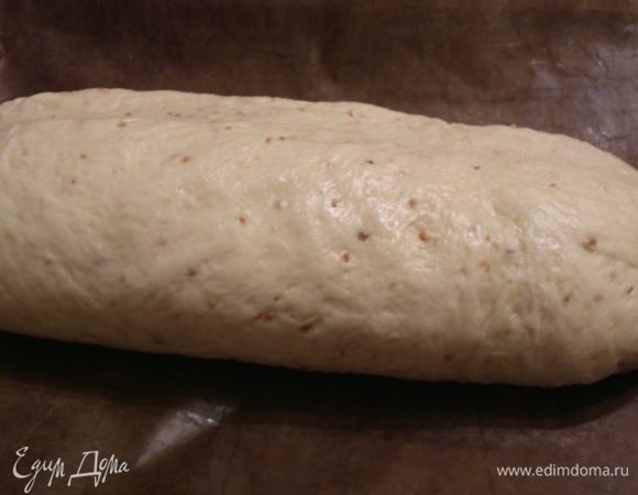 Свернуть в рулет с меньшей стороны швом вниз и придать форму штоллена. Автор выпекал в специальной форме,но у меня она пока только в мечтах. Накрыть полотенцем и оставить на 15-20 минут.