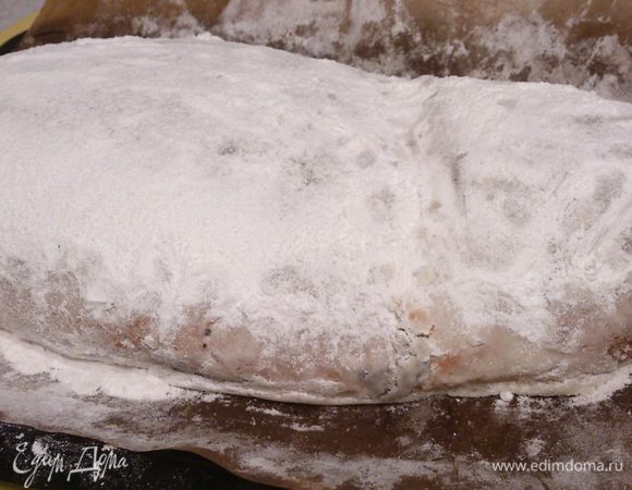 Когда штоллен остынет, смазать его оставшимся маслом и обильно посыпать сахарной пудрой. Такого огромного штоленна у меня еще не было! В следующий раз поделю на 2. 