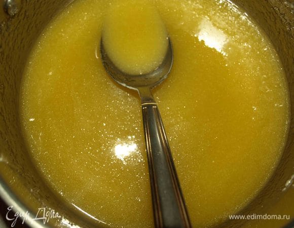 В сотейник отправить сливочное масло, сахар, мед или патоку. Растопить на медленном огне. Не дать закипеть. Снять с огня.