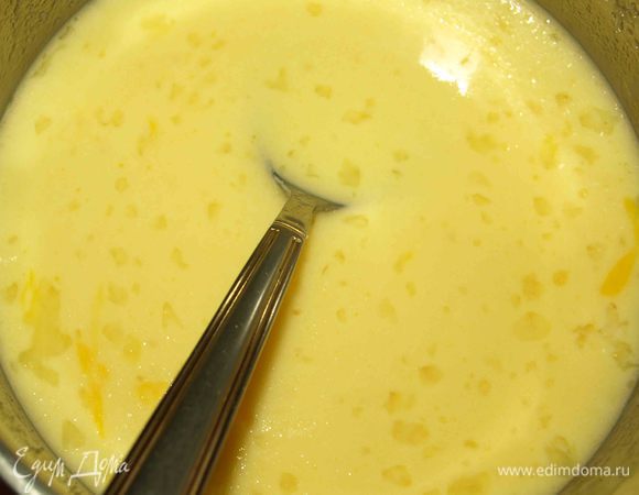Яйцо взболтать. Добавить в растопленное масло яйцо и молоко. Хорошо перемешать.