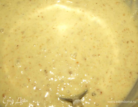 Добавить молочно-масляную смесь к сухим ингредиентам.