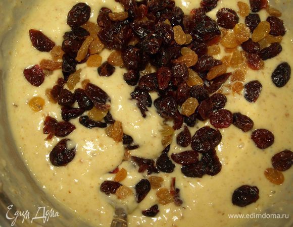 Добавляем изюм и клюкву. Перемешиваем.