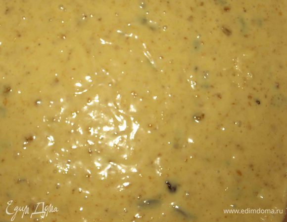 Духовку разогреваем до 170°С. Выливаем тесто в форму (квадратную 20 см) и отправляем на 1 час в духовку. Печем пока коврижка не станет плотной под пальцами. Я еще проверяю на сухую спицу :) 