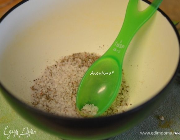 Смесь перцев размолоть. Смешать с солью. Смазать смесью говядину со всех сторон. Переложить на противень и запекать до готовности 45 мин.