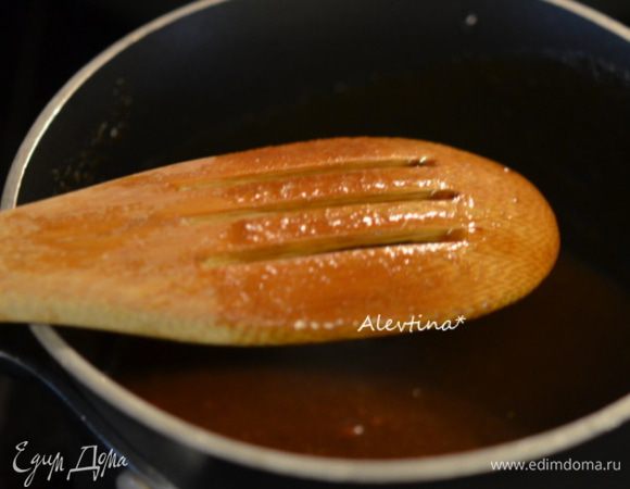 Приготовить соус. Срезать верхушку головки чеснока. Сбрызнуть оливковым маслом. Запечь головку чеснока в духовке при температуре 200°C. 1 час до мягкости. На сковороде разогреть масло, добавить муку и готовить, помешивая 1 мин. Добавить бульон и сливки, чеснок выдавить готовый. Готовить  помешивая 8-10 мин. Добавить соль и черный перец.