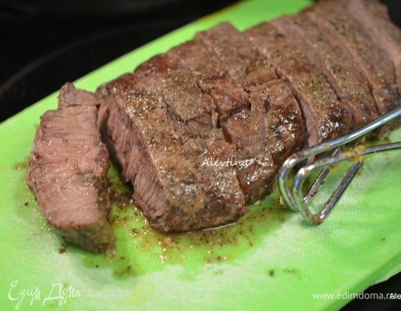 Готовую говядину достанем из духовки, дать постоять 10 мин. Разрезаем на порции.