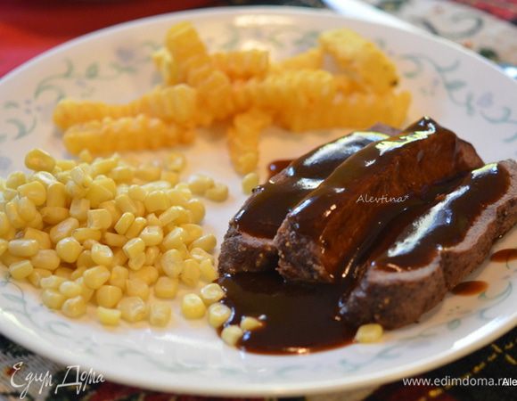 Подаем говядину в соусе и с готовым гарниром. Приятного аппетита.