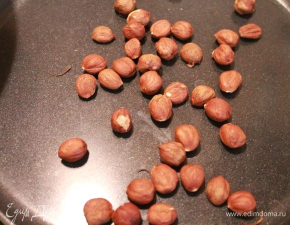 Орехи поджарить на сковороде.