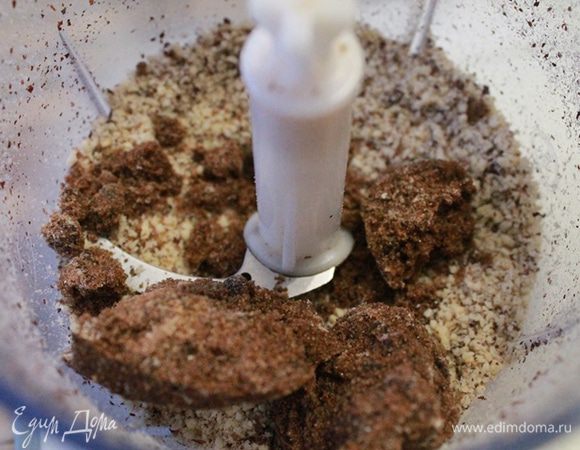 Измельчить в блендере, добавить сахар и соль. Снова измельчить.