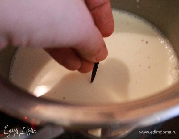 Молоко влить в сотейник, добавить шоколад (желательно горький), какао и разрезанный стручок ванили.