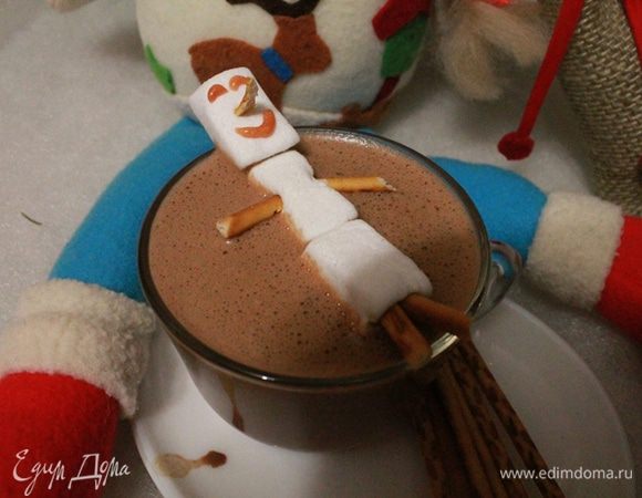 Молоко довести до кипения и всыпать ореховую смесь. Перемешать. Проварить на медленном огне 3 минуты. Снять с плиты, накрыть крышкой и разлить по кружкам горячий шоколад. Сверху можно украсить маршмелоу (по желанию).