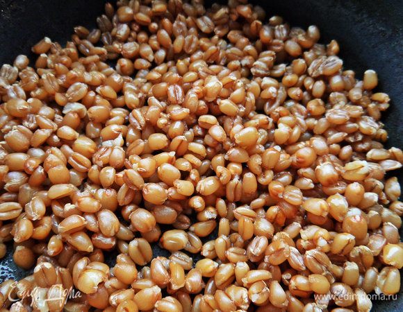 Заливаем чистой водой, старую сливаем. Варим при кипении час или более,пока не будет готова крупа.