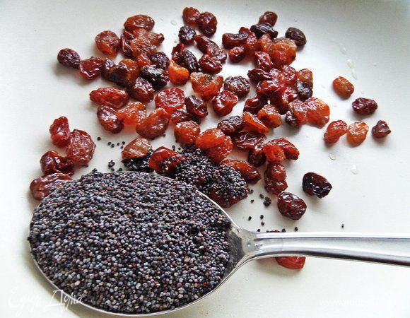 В сковороду насыпаем мак и промытый мелкий изюм горсточку. Можно брать и другие сухофрукты.