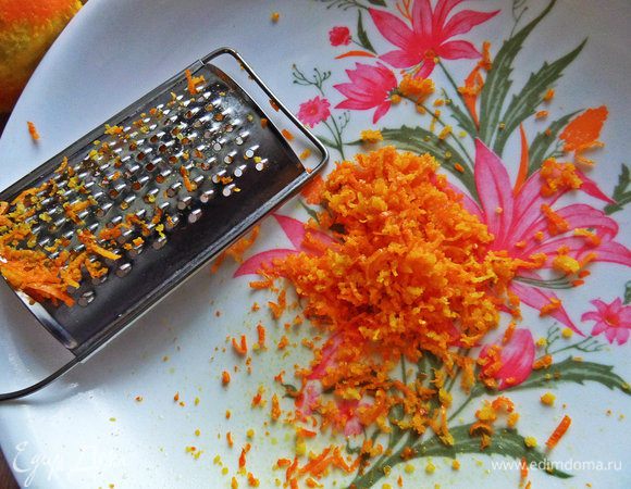 Натираем цедру с одного мелкого апельсина (или лимона).