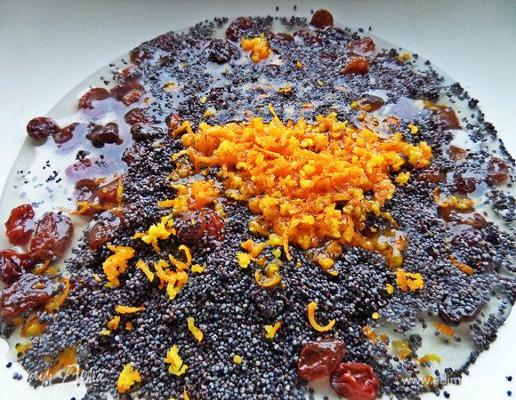 Высыпаем цедру и заливаем соком апельсина или водой.