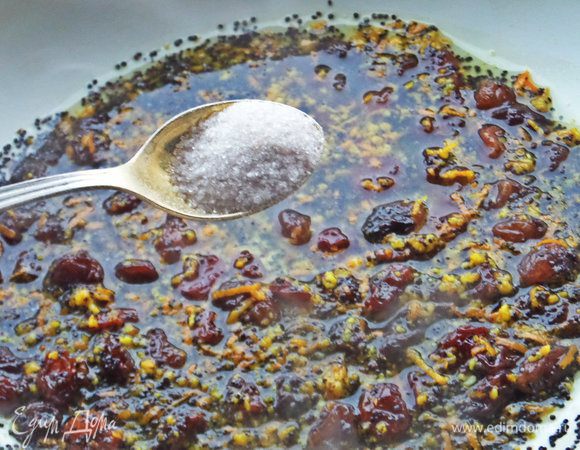 Тушим минуть 5-7, добавим ваниль.