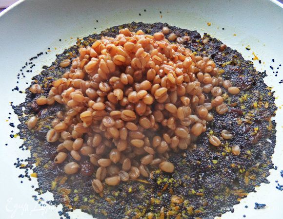 Когда сок выпарится, высыпаем готовую пшеницу.