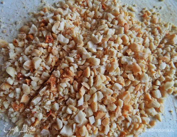 Не забываем про орехи! У меня был обжаренный арахис, порубить его. Если есть, лучше взять грецкий орех.