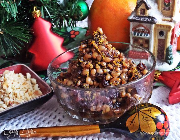 Кутью посыпаем орехами или перемешиваем заранее всё вместе.