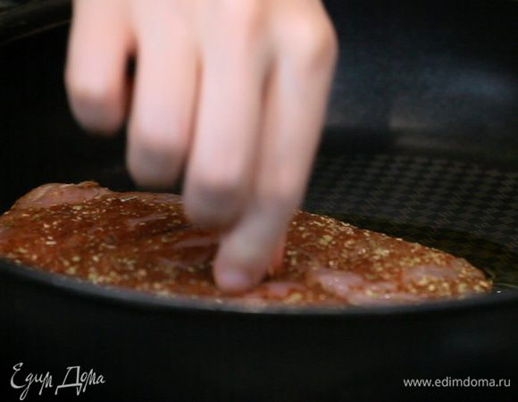 Обжарить по 3-4 минуты с каждой стороны.