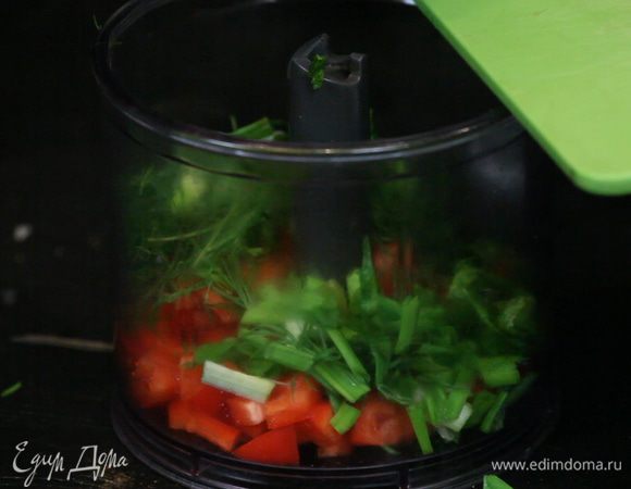 Взбить в блендере 2 вида перца, лук и укроп. Взбивать в кашу не нужно. Просто слегка измельчить. 